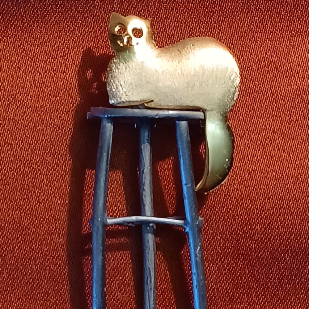 Ultra Craft Cat on Stool Brooch Pin Two Tone Gold Pewter Signed Vintage Jewelry